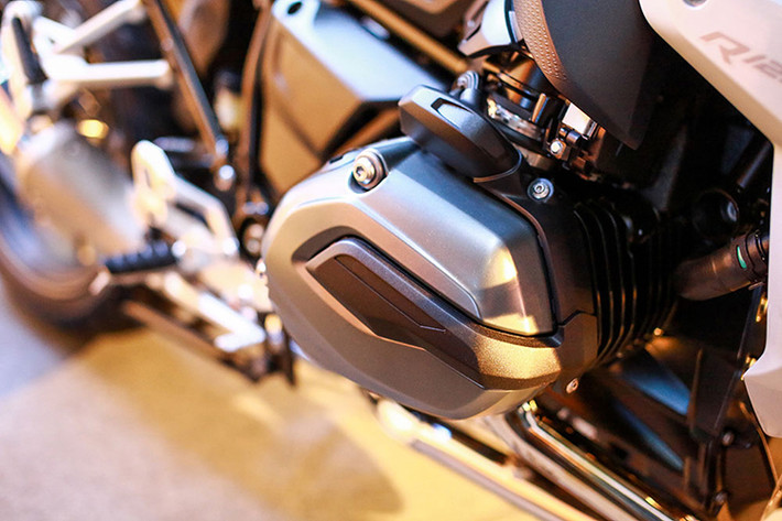Nằm giữa khung xe của S1000XR là khối động cơ 999 cc DOHC 4 xi-lanh thẳng hàng, đi kèm với hộp số 6 cấp. Đây cũng là khối động cơ được BMW trang bị cho S1000RR và chiếc naked bike S1000R. Tuy nhiên so với S1000RR, động cơ này đã được BMW sửa lại, giảm công suất xuống còn 158 mã lực và mô-men xoắn giữ nguyên 112 Nm.