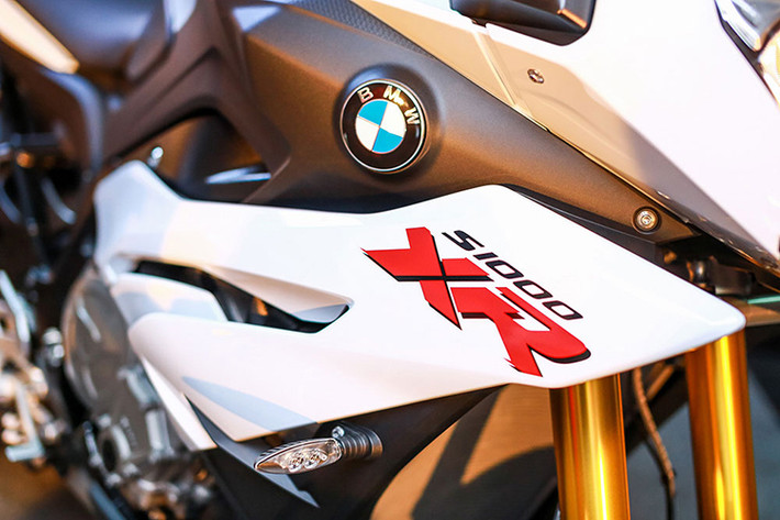 S1000XR cũng được trang bị quây gió half-fairing ở hai bên thân xe, mặc dù không có thiết kế "mang cá mập" như S1000XR nhưng có vẻ không "hầm hố" bằng. Về cơ bản, có thể coi S1000XR là phiên bản Adventure của S1000RR, do 2 chiếc xe này chia sẻ rất nhiều chi tiết. Thậm chí, BMW còn cố gắng quảng cáo S1000XR là một mẫu sport adventure.