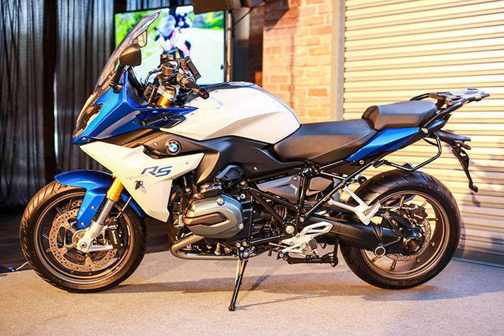 Trong khi đó, với gói Touring, người dùng sẽ có thêm tay nắm sưởi, GPS, chân chống giữa và thùng đựng đồ phía sau xe. Ngoài ra, khi mua BMW S1000XR phiên bản 2017 mới này, người dùng tại một số thị trường Châu Á cũng sẽ được hỗ trợ chế độ bảo hành 2 năm, không giới hạn số km.