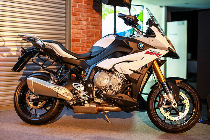So với phiên bản đầu tiên ra mắt tại thị trường Malaysia vào năm 2015, mẫu xe môtô adventure S1000XR phiên bản 2017 được thay đổi một vài chi tiết nhằm làm giảm độ rung lắc của tay lái, đồng thời khả năng tải của S 1000 XR cũng tăng thêm 10kg, từ 434 kg lên 444 kg. Ngoài ra, các chi tiết khác không có gì mới so với phiên bản trước.
