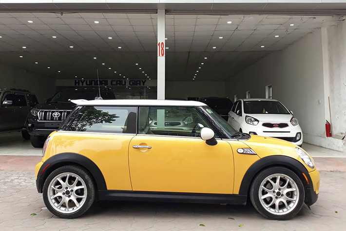 Mẫu xe này vẫn sở hữu những nét thiết kế đã trở thành di sản thương hiệu xe MINI, bao gồm cấu trúc ba chiều nhìn từ bên hông - mui xe, kính xe và thân xe, cũng như phần nhô thân xe ngắn và vòm bánh xe lớn.