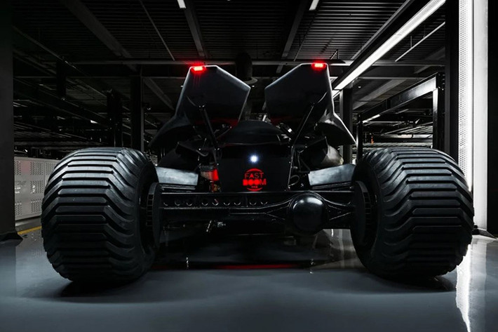 Bên cạnh đó, chiếc Batmobile cũng có kính chống đạn và vô lăng có thể tháo rời như xe đua. Bên trong chiếc Batmobile là nội thất 2 chỗ ngồi, được hoàn thiện tỉ mỉ đến từng chi tiết, bao gồm cả hệ thống điện tử.