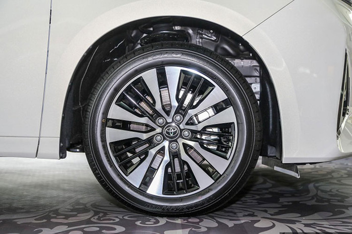 Mặt ca-lăng phía trước mới, logo Toyota được loại bỏ để thay bằng logo đặc trưng của dòng Alphard. Tổng thể xe thêm lịch lãm và sang trong hơn với bộ mâm hợp kim đa chấu có kích thước 18 inch thiết kế mới.