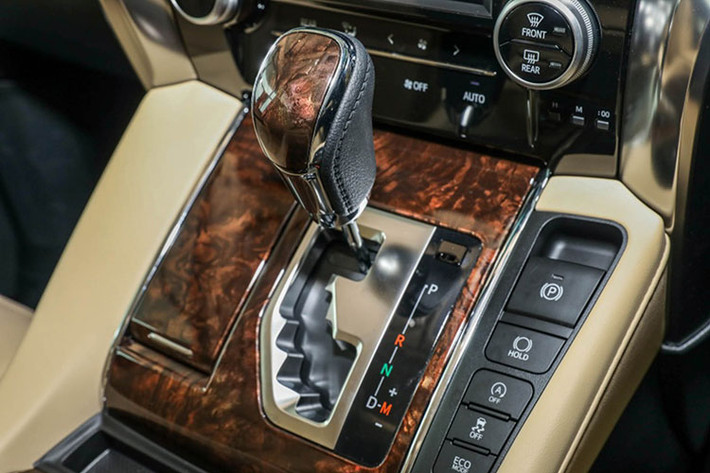 Nâng cấp đáng chú nhất là động cơ. Xe vẫn sử dụng động cơ V6 3.5L, nhưng cho mức công suất và mô-men xoắn cao hơn, ở mức tương ứng là 296 mã lực tại 6.600 vòng/phút và 361 Nm tại 4.600-4.700 vòng/phút. Hộp số tự động 6 cấp được nâng lên loại tự động 8 cấp. Hệ dẫn động cầu trước. Alphard tiêu hao 9,3 lít xăng cho quãng đường 100 km hỗn hợp.