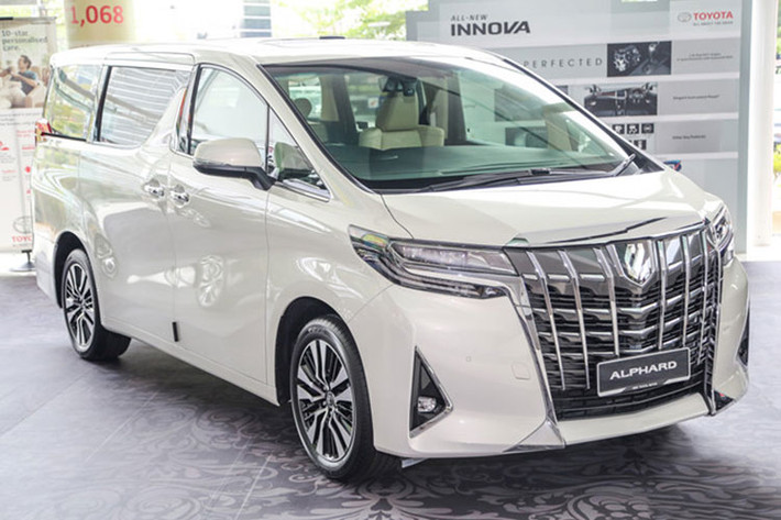 Ra đời từ năm 2002 tại Nhật Bản, mẫu MPV hạng sang Toyota Alphard khẳng định sự thành đạt và đẳng cấp khi luôn là lựa chọn hàng đầu trong dòng xe đa dụng. Alphard phiên bản 2018 mới xuất hiện tại Việt Nam thực chất là một phiên bản nâng cấp facelift giữa vòng đời.