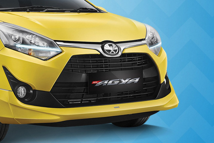 Mặc dù là dòng xe giá rẻ, tuy nhiên Toyota Agya lại được hãng chăm chút khá kĩ càng về diện mạo bên ngoài lẫn các trang bị nội thất bên trong. Tổng thể bên ngoài nổi bật với phần đầu xe là cụm đèn pha projector màu khói, tích hợp dải đèn LED định vị ban ngày khá sắc sảo và bắt mắt.