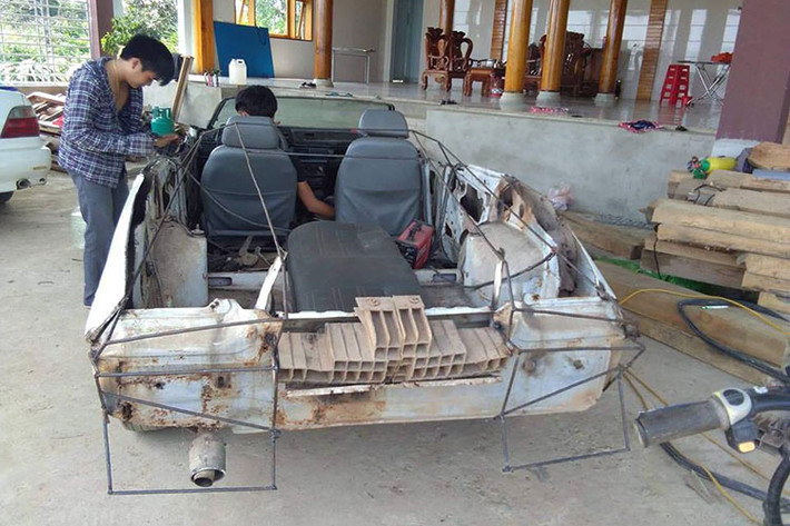 Khác với chàng trai đến từ Đắk Mil với bản độ dựa theo mẫu xe cổ Shelby Cobra 427, Trung Kiên lại không có ý định chế theo một mẫu xe nào mà chỉ độ lại theo niềm đam mê của mình. Sau 2 tháng trời ròng rã làm việc, cuối cùng tác phẩm đầu tay của chàng trai Hà Tĩnh cũng được ra đời.