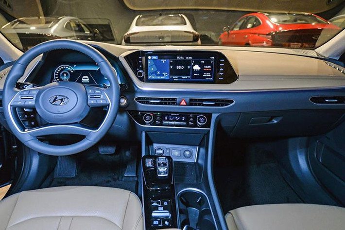 Các kích thước dài, rộng và chiều dài cơ sở của mẫu xe sedan Hyundai Sonata hoàn toàn mới gia tăng đã trực tiếp mang tới cho Sonata 2020 một không gian nội thất rộng rãi, thoải mái hơn, đi kèm là thiết kế thanh lịch, hấp dẫn lấy cảm hứng từ máy bay Stealth cùng nhiều tiện nghi cao cấp.