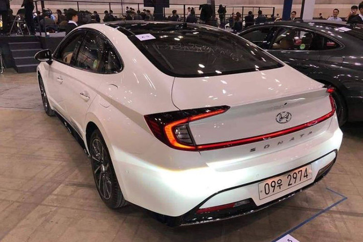 Là mẫu xe thương mại đầu tiên của Hyundai được ứng dụng ngôn ngữ thiết kế mới - Hyundai Sensuous Sportiness (Thể thao gợi cảm), giới thiệu lần đầu trên chiếc xe concept Le Fil Rouge, Sonata 2020 sở hữu diện mạo trẻ trung, hiện đại và vô cùng đẹp mắt nhờ có những đường nét lai coupe.