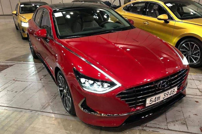 Về kích thước, Hyundai Sonata 2020 sở hữu chiều dài 4.900 mm, rộng 1.890 mm, cao 1.835 mm và chiều dài cơ sở 2.840 mm. So với thế hệ cũ, Hyundai Sonata mới dài hơn 45 mm, rộng hơn 25 mm và thấp hơn 30 mm. Trong khi đó, chiều dài cơ sở của Hyundai Sonata 2020 tăng 35 mm.