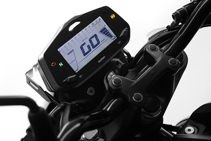 Dù là một mẫu xe giá rẻ, tuy nhiên Gixxer 155 2019 vẫn sẽ được trang bị sẵn bảng đồng hồ LCD. Nằm ở hai bên bình xăng là cặp cánh ốp hình boomerang, đưọc tạo hình để trở nên liền khối với ốp hai bên thân xe.