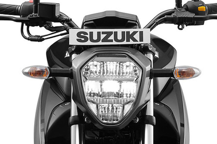 Trên Suzuki Gixxer 155 thế hệ mới, phần đầu xe nay có đèn pha mới với hình bát giác và sử dụng choá LED, tạo hiệu ứng như một viên kim cương lấp lánh khi nhìn từ phía trước giúp cho tầm chiếu sáng rộng hơn xưa.
