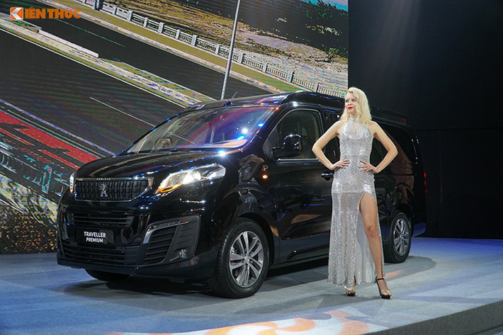 Mẫu xe MPV Peugeot Traveller mới được trau chuốt phía đầu với lưới tản nhiệt phủ rộng, bố trí các vị trí hợp lý, logo sư tử lớn ở giữa mặt ca-lăng, cùng với các đường viền trang trí hoàn hảo thể hiện qua đèn pha mang hình tượng cặp mắt sư tử, dải đèn LED được bao bọc bởi mạ chrome càng tôn thêm sự lịch lãm, sang trọng của xe.
