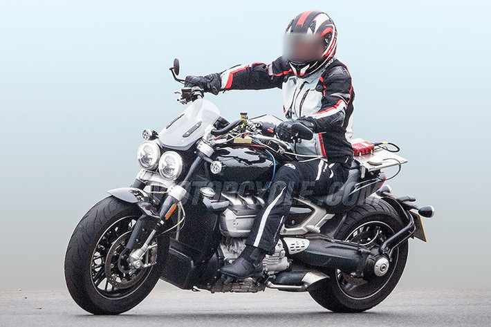 Mặc dù có kiểu dáng power cruiser học hỏi từ đối thủ Ducati, nhưng nếu để ý tới tiểu tiết, có thể thấy Triumph Rocket III thế hệ mới đã lấy cảm hứng từ khá nhiều dòng Triumph cổ điển đình đám từng xuất hiện trên thị trường.