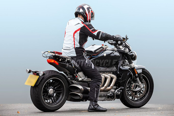 Điều này đã được chính Triumph khẳng định chắc chắn, khi hãng từng hé lộ trước về chiếc xe qua buổi họp đại lý toàn cầu vào cuối năm ngoái. Gần đây, những hình ảnh được các "paparazzi" chụp lén chiếc xe khi đang chạy thử nghiệm đã càng tiết lộ rõ những chi tiết về Rocket III thế hệ mới.