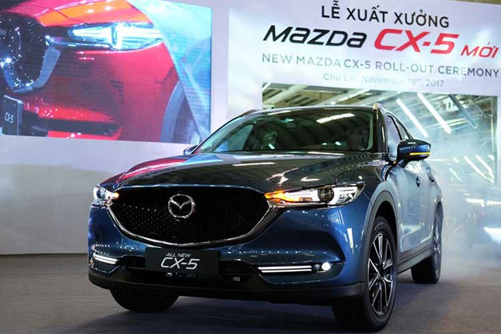 Mazda CX-5 2018 có giá bán mới lần lượt là 869 - 969 - 999 triệu đồng với 3 phiên bản là 2.0, 2.5L 1 cầu và 2.5L 2 cầu. Như vậy, so với giá công bố tại thời điểm ra mắt và cũng là giá Thaco công bố áp dụng từ 1/1/2018, thì bản 2.5L 1 cầu tăng vọt 30 triệu đồng, 2.5L 2 cầu tăng 10 triệu đồng.