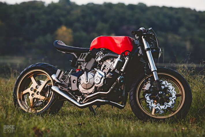 Điểm khởi đầu là động cơ và khung xe của Honda CB600F Hornet 2006. Bộ gắp đơn sau từ Honda VFR800. Xưởng độ thiết kế một khung phụ mới và gắn kết với giảm shock đơn ở sau hoàn thiện. Các khung và gắp đơn ở sau được sơn tĩnh điện màu đen, và bánh xe vàng. "Vàng theo kiểu truyền thống của hãng siêu xe Ferrari'.