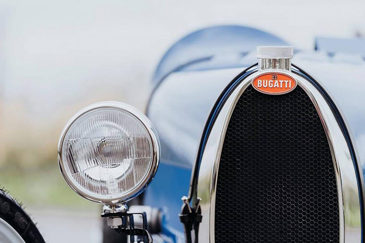 “Khi một công ty với một lịch sử hào hùng và rực rỡ như Bugatti bước sang tuổi 110, bạn có thể cho phép bản thân nhìn vào gương chiếu hậu lâu hơn một chút so với thường lệ. Do vậy, phục sinh mẫu Bugatti Baby trong năm kỷ niệm của chúng tôi là điều phù hợp nhất,” Chủ tịch Bugatti, Stephan Winkelmann nói.