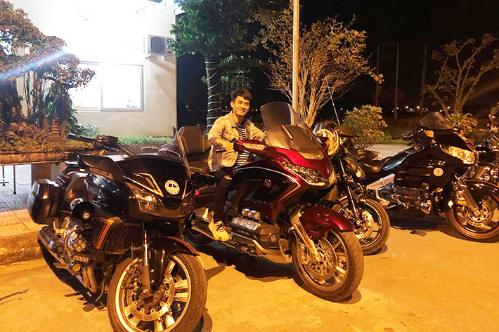 Theo anh Phương, chủ tiệm cắt tóc thì bên cạnh công việc thường ngày thì niềm đam mê chính của anh những chiếc môtô khủng. Hiện tại anh cũng là admin nhóm môtô Đông Triều, Quảng Ninh hiện có gần 30 thành viên