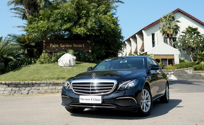 Ra mắt lần đầu tiên tại Việt Nam từ tháng 10/2016 Mercedes-Benz E 200 mới là sự tổng hòa của 3 yếu tố: sự thời thượng, cá tính lịch lãm và chất thể thao. Giống như nhiều mẫu Mercedes đời mới khác, thuộc dòng E-Calss và được thiết kế theo ngôn ngữ Sensual Purity, chiếc xe mang nhiều nét tương đồng với các dòng S-Class và C-Class đã ra mắt trước đó.