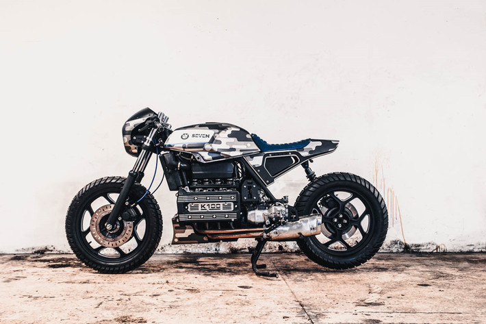 “Ban đầu, nó là chiếc BMW K100 LT đời 1990 nhưng lại dùng bình xăng của mẫu K75. Tôi không thích nó nên đã nảy ra ý tưởng rằn ri nhằm che đậy hình dáng. Hóa ra nó lại rất hay”, Jacek chia sẻ.