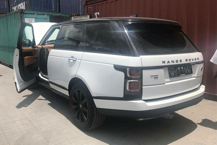 Bên cạnh đó, do thuộc bản LWB nên chiếc SUV siêu sang có trục cơ sở dài hơn bản tiêu chuẩn khoảng 200mm, giúp cải thiện đáng kể không gian cho hàng ghế phía sau và cốp xe. Hiện tại, số lượng xe Range Rover 2018 được đưa về Việt Nam chỉ đếm trên đầu ngón tay bao gồm cả bản HSE, Autobiography LWB 5.0 và cả LWB Autobiography P400E.