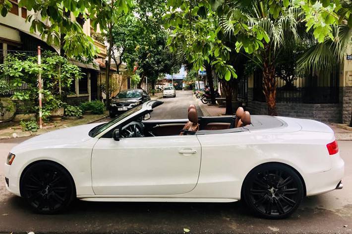 Được xem là đối thủ của BMW 325 Ci hay Lexus IS 250C, tuy nhiên ngoại hình của A5 Cabriolet không hầm hố, khỏe khoắn mà có phần hiền hơn. Sở hữu những đường nét đơn giản và tinh tế, Audi phát triển A5 Cabriolet dựa trên mẫu A5 Coupe nhưng không sử dụng mui cứng như những đối thủ mà quyết định lựa chọn mui mềm.