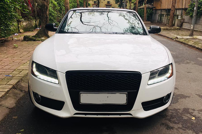 Phiên bản của mẫu xe sang Audi A5 Cabriolet mui trần bán ra thị trường bắt đầu từ năm 2009 và ngay sau đấy mẫu xe này nhanh chóng chiếm được tình cảm của giới trẻ yêu thích cảm giác tự do phóng khoáng. Tại thị trường Việt Nam, mẫu xe này được người dùng đưa về chủ yếu theo dạng nhập khẩu tư nhân thời điểm đó với mức giá không hề rẻ.
