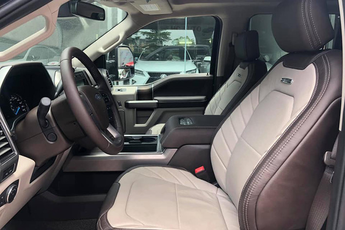 Ngoài ra, ghế trước của F-450 chỉnh điện 10 hướng có nhớ vị trí kết hợp sưởi ấm và làm mát, gương chiếu hậu chống chói, vô lăng bọc da, sưởi ấm, tích hợp phím chỉnh âm lượng, hệ thống âm thanh B&O, hệ thống định vị, hệ thống thông tin giải trí SYNC 3 và khởi động máy từ xa...