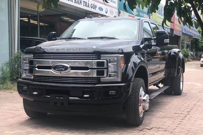 Hiện chưa rõ giá bán Ford Super Duty F-450 Platinum 2019 nhập khẩu tư nhân về Việt Nam. Tuy nhiên, chiếc màu đỏ cùng dòng xuất hiện hồi đầu năm có giá bán tới 6 tỷ đồng tại Hà Nội. Trong khi đó, tại Mỹ, Ford Super Duty F-450 Platinum 2019 có giá khởi điểm 75.585 USD (khoảng 1,75 tỷ đồng).