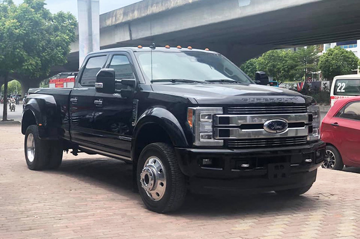 Đầu tháng 3 năm nay, siêu bán tải Ford F-450 Super Duty với hàng loạt những trang bị tiện nghi và thiết kế hầm hố đã lần đầu xuất hiện tại Việt Nam. Mới đây, lại thêm bộ đôi hai chiếc Ford F-450 Super Duty 2019 mới được một nhà phân phối tư nhân tại hà Nội đưa về thị trường Việt.