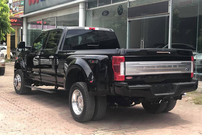Siêu bán tải Ford F-450 Super Duty 2019 mới là "đàn anh" trong dòng F-series vô cùng nổi tiếng của thương hiệu Mỹ. Xe sở hữu kích thước vô cùng lớn khi đạt mức 6.761 x 2.438 x 2.057 mm (DxRxC), chiều dài cơ sở đạt mức 4,4 mét và có tổng cân nặng lên tới gần 3,9 tấn.