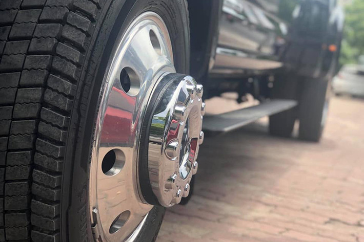 Xe được trang bị bánh sau dạng bánh đôi với mâm crom sáng bóng, đây là chi tiết hiếm thấy trên những mẫu xe bán tải cỡ lớn hiện nay. Ngoài ra, nó còn có khả năng kéo tối đa 9.525 kg và trọng tải lớn nhất lên đến 3.465 kg.