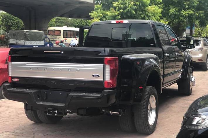 Sức mạnh của Ford F-450 Super Duty Limited đến từ động cơ diesel V8, dung tích 6,7 lít tăng áp cho ra công suất 450 mã lực và mô-men xoắn cực đại lên tới 1.268 Nm. Đi kèm với đó là hộp số tự động 6 cấp với nhiều chế độ để phù hợp với các nhu cầu chuyên chở khác nhau.