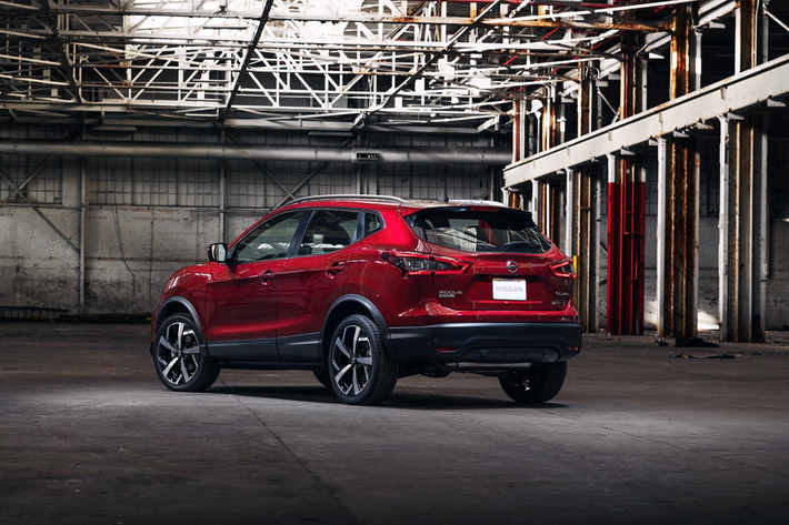 Ở phía sau, Rogue Sport 2020 vẫn trung thành với thiết kế đèn hậu hình boomerang như một số người anh em nhà Nissan khác. Xe có thêm hai tùy chọn màu sắc mới là xanh lục (Nitro Lime Metallic) và cam (Monarch Orange Metallic).