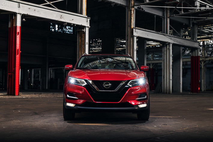 Ở bản cập nhật lần này, Rogue Sport 2020 được chỉnh sửa nhẹ về ngoại hình. Lưới tản nhiệt V-Motion đặc trưng được mở rộng xuống dưới. Cụm đèn pha sắc sảo với dải LED định vị ban ngày được kéo dài hơn. Bên dưới, đèn sương mù được tạo hình vuông vắn, thay vì dạng tròn như ở đời trước.