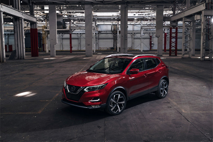 Bên cạnh mẫu SUV cỡ lớn Pathfinder, Nissan cũng mang đến Triển lãm Chicago Auto Show 2019 bản nâng cấp giữa vòng đời của mẫu crossover đô thị Rogue Sport 2020. Về ý tưởng, Nissan Rogue Sport 2020 thực chất là phiên bản thu nhỏ của Rogue – hay còn có tên gọi khác là X-Trail ở một số thị trường. Cụ thể hơn, Rogue Sport chính là chiếc Qashqai đang được bán tại châu Âu.