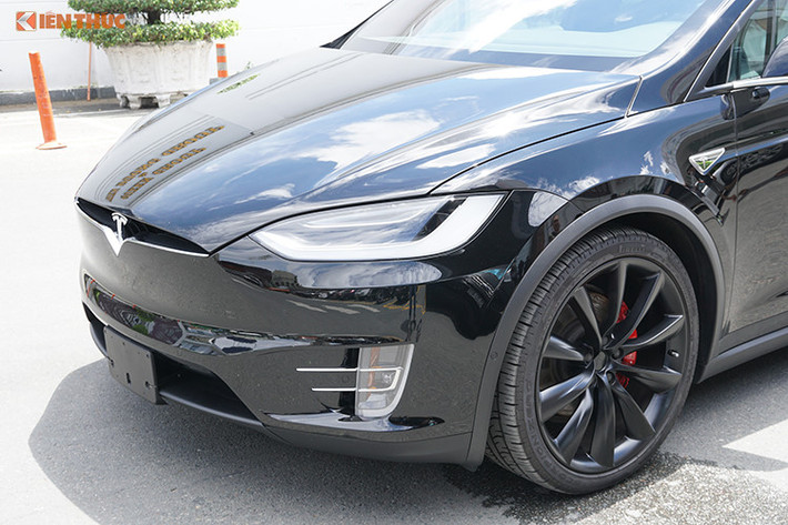 Về thiết kế, Tesla Model X P100D sở hữu hệ thống đèn chiếu sáng dạng LED. Là một chiếc ôtô điện, phía trước của xe không có lưới tản nhiệt cỡ lớn như xe thông thường. Dưới nắp capo trước là khoang hành lý lớn do động cơ đặt ở dưới gầm xe. Nhờ cách sắp đặt này, chiếc SUV có trọng tâm thấp, nâng cao tính ổn định khi di chuyển.