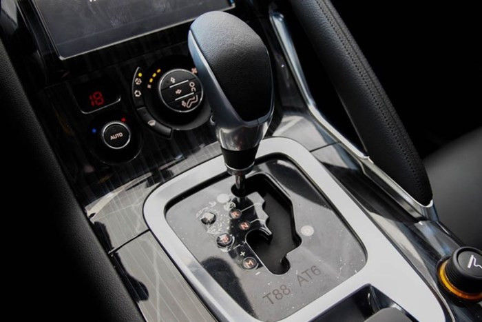 Vị trí ngăn cách giữa hai ghế ngồi được ốp kim loại có họa tiết carbon làm tăng tính thẩm mỹ và mạnh mẽ cho chiếc xe. Phiên bản mới của xe cũng được trang bị phanh tay điện tử kèm nhiều công nghệ hỗ trợ xe vận hành trên những điều kiện khác nhau như trơn trượt, tuyết, sa mạc…