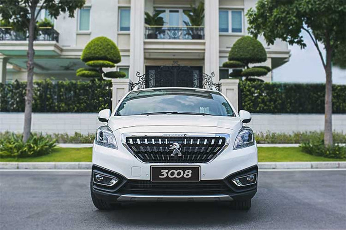 Về ngoại hình, mẫu xe CUV Peugeot 3008 phiên bản mới gây ấn tượng với phần ngoại thất thể thao, mạnh mẽ và năng động. Lưới tản nhiệt được thiết kế kiểu mới thay thế loại thanh ngang trước đó. Viền lưới tản nhiệt làm từ kim loại mạ chrome nổi bật. Cản trước cũng như hốc đèn sương mù được thiết kế lại mạnh mẽ hơn.