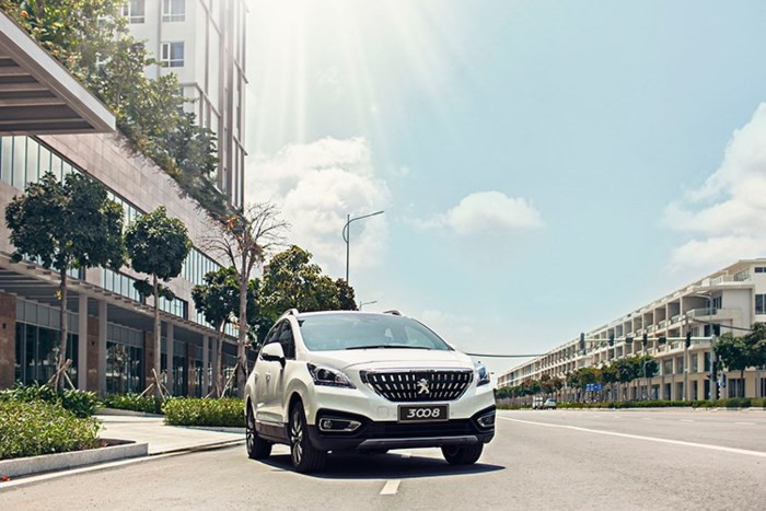 Với giá bán thanh lý "hàng tồn" hiện chỉ còn 959 triệu đồng của mẫu xe Peugeot 3008 đời cũ hiện chỉ kém 10 triệu đồng so với Mazda CX-5 2.5L 2WD mới. Cả hai mẫu xe này, đều được Trường Hải lắp ráp trong nước.