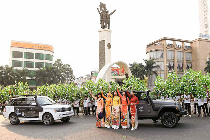 Để thuận tiện trong việc hộ tống các Hoa hậu và Á hậu tham dự Lễ hội cà phê Buôn Ma Thuột lần thứ 7, ông Đặng Lê Nguyên Vũ, Chủ tịch Trung Nguyên đồng thời là nhà tài trợ "vàng" tại Lễ Hội này đã điều động 2 chiếc Jeep Wrangler, 2 xe siêu xe Rolls-Royce Phantom hay SUV hạng sang Range Rover để vận chuyển các người đẹp.