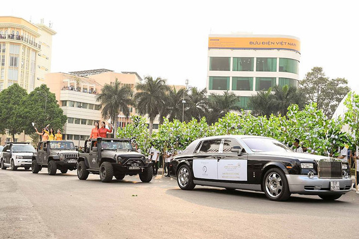 Mới đây, Hoa hậu Ngọc Hân, Hoa hậu Thùy Dung, Á hậu Huyền My, Á hậu Lệ Hằng cùng những người đẹp khác khi tham dự Lễ hội cà phê Buôn Ma Thuột được vận chuyển trên những chiếc siêu xe và xe sang có tổng trị giá không dưới 80 tỷ đồng của ông Đặng Lê Nguyên Vũ, Chủ tịch cà phê Trung Nguyên.