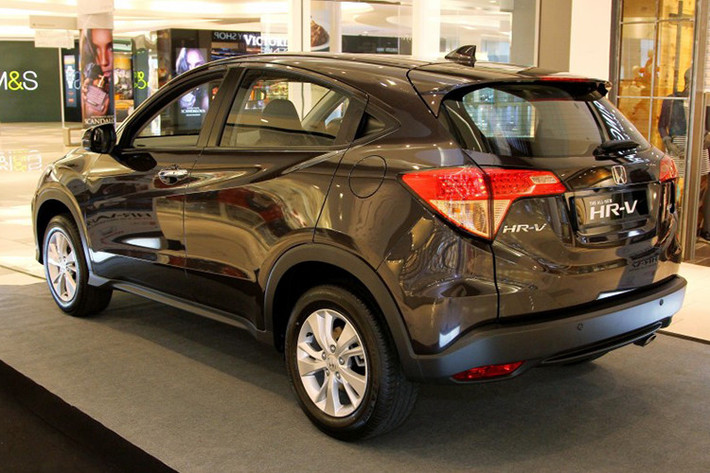 Nếu đứng cạnh đối thủ Ford EcoSport, HR-V thấp hơn tới 70 mm, nhưng lại có chiều dài lớn hơn 21 mm, rộng hơn 7 mm và trục cơ sở dài hơn 91 mm. Đương nhiên, với những kích thước như vậy, cabin của HR-V tạo ra cảm giác rộng rãi hơn hẳn so với đối thủ cùng phân khúc hiện nay.