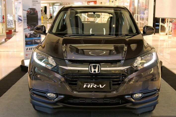 Ở phía trước, HR-V sở hữu "bộ mặt" đầy cá tính và mang đặc trưng của Honda, với những đường nét nổi rõ và cụm lưới tản nhiệt với thanh ngang mạ chrome dầy. Dù là một mẫu xe giá rẻ nhưng Honda cũng đã trang bị cho WR-V đèn pha với các dải đèn LED ban ngày như nhiều mẫu xe cao cấp hơn trên một số phiên bản.