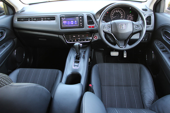 Bên trong nội thất, chiếc SUV cỡ nhỏ HR-V sở hữu các chi tiết được "bê nguyên" từ Fit sang. Tuy nhiên chiếc xe sử dụng ghế thể thao hơn cùng các lựa chọn màu nội thất cá tính là bạc-đen hoặc cam-đen. Các phiên bản cao cấp sẽ được trang bị hệ thống thông tin giải trí với màn hình 7 inch cảm ứng và kết nối smartphone trên bảng táp-lô.