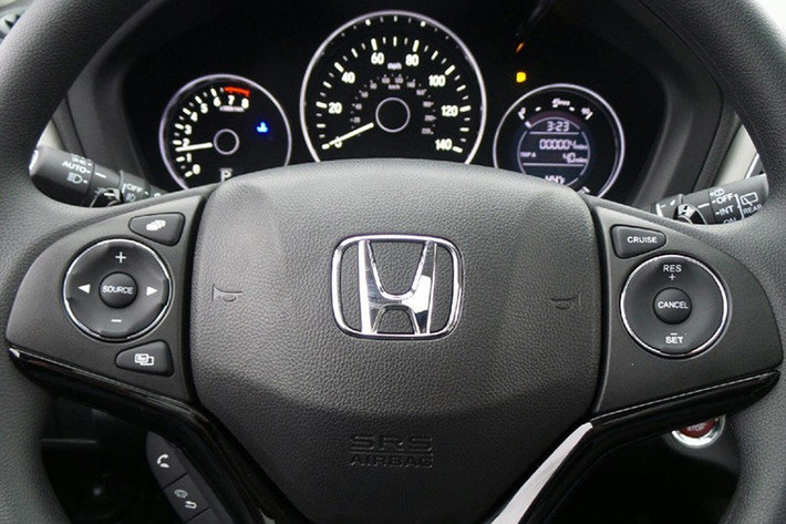Bảng táp-lô của HR-V 2018 được làm từ nhựa mềm và có thiết kế đơn giản nhưng trực quan, vô lăng đa dạng các phím bấm. Tuy nhiên, những khe thổi gió của hệ thống điều hoà bên phía hành khách ngồi ghế trước quá dài, khiến hơi lạnh thổi quá nhiều vào hành khách ngồi trước.