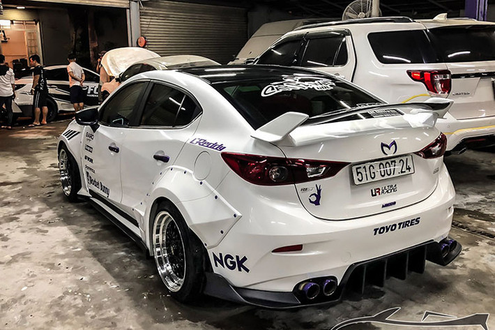 Số lượng chủ xe “chịu chơi” độ lại xe theo phong cách widebody là không nhiều tại Viẹt Nam. Kể từ lúc chiếc Ferrari 458 độ Liberty Walk xuất hiện tại Sài Gòn vào năm 2017 vừa qua thì càng có thêm nhiều mẫu xe độ lại widebody theo phong cách đầy cá tính này.