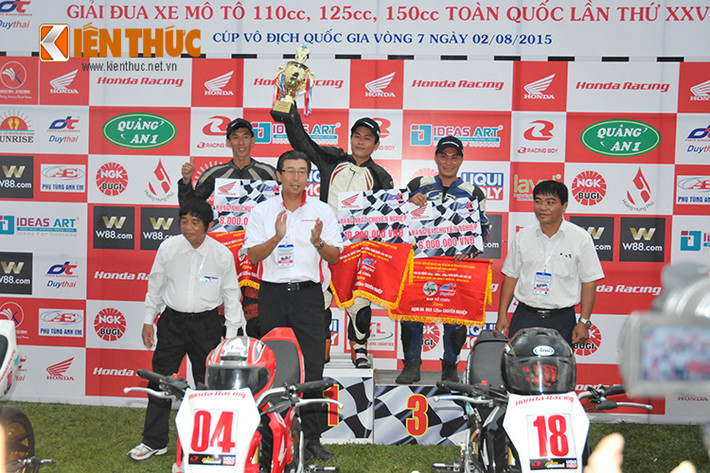 Đại diện nhà tài trợ, trưởng ban tổ chức giải thi đấu năm nay trao cúp cùng giải thưởng cho các vận động viên đoạt giải.