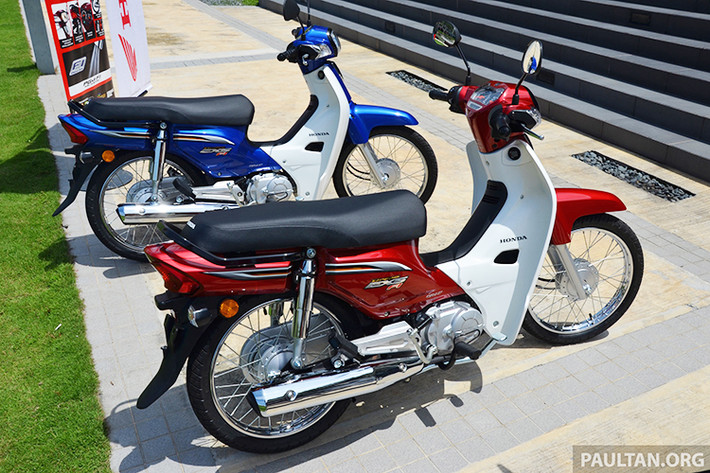 Đi kèm với màu sơn đặc biệt của phiên bản mới này, hãng xe máy Honda cũng đã trang bị cho xe bộ tem mới đơn giản nhưng sang trọng với logo Dream EX5 110 FI ở Honda được ddặt ở nhiều chi tiết thân xe. Ngoài ra, tay xách phía sau và vành đèn pha phía trước xe cũng được sơn đen toàn phần. chứ không được mạ crom bóng sáng như các phiên bản trước.